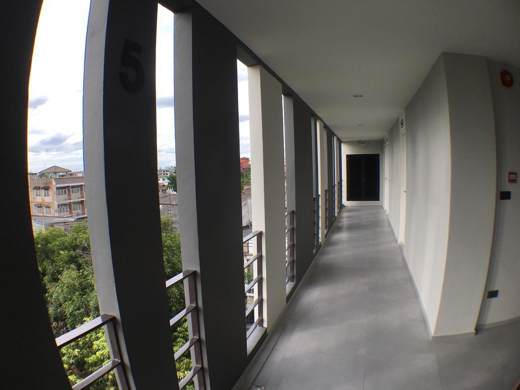 28 Place Bangkok Bagian luar foto