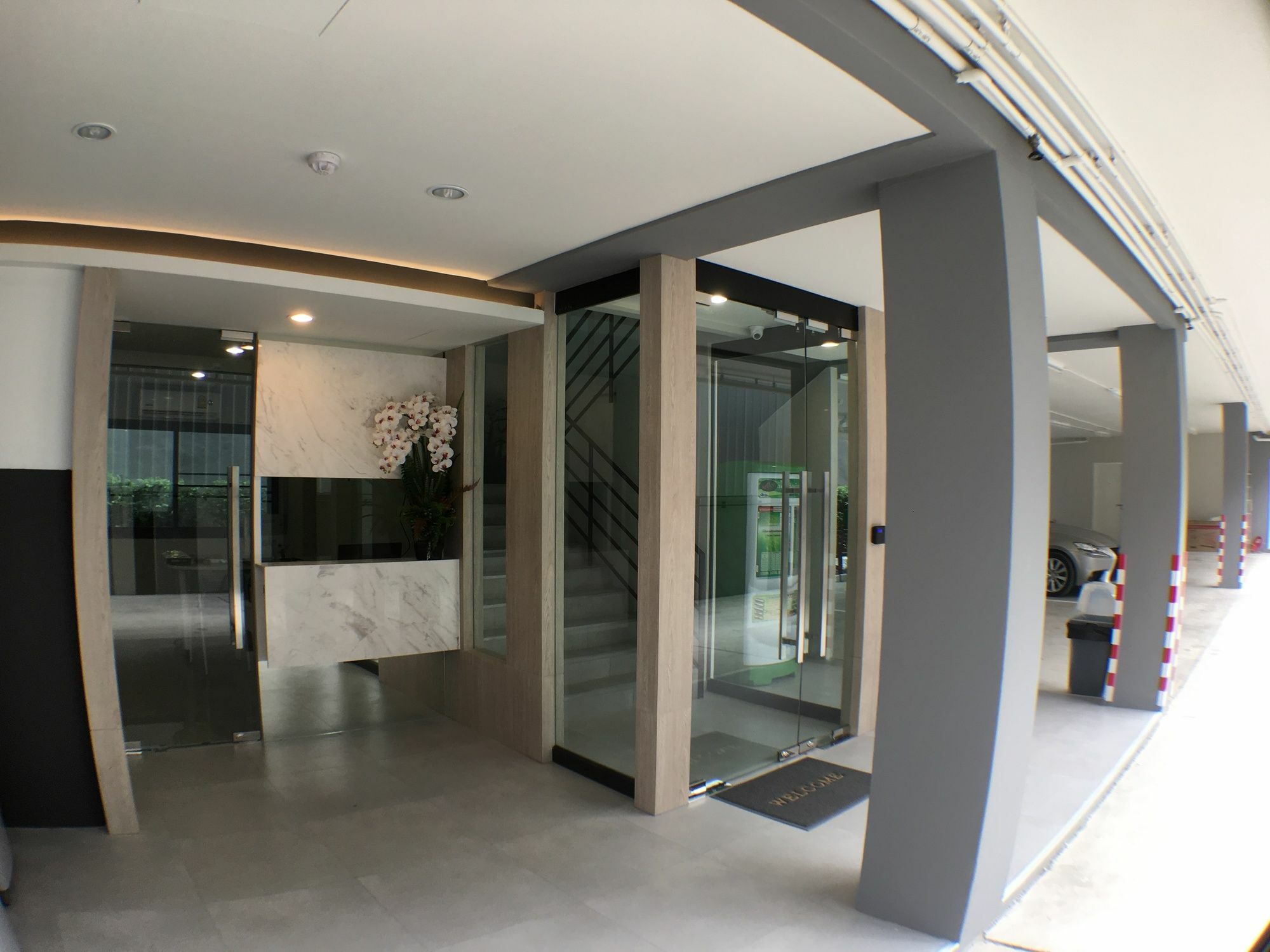 28 Place Bangkok Bagian luar foto